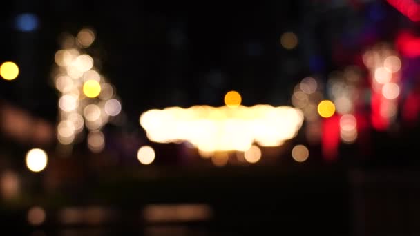 夜晚的抽象轻转盘 模糊旋转木马和光散景 — 图库视频影像