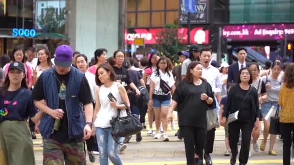 2019年7月9日 港岛铜锣湾购物区繁忙街道的慢动作 街上挤满了购物的人 行人沿着繁忙的道路行走 — 图库视频影像