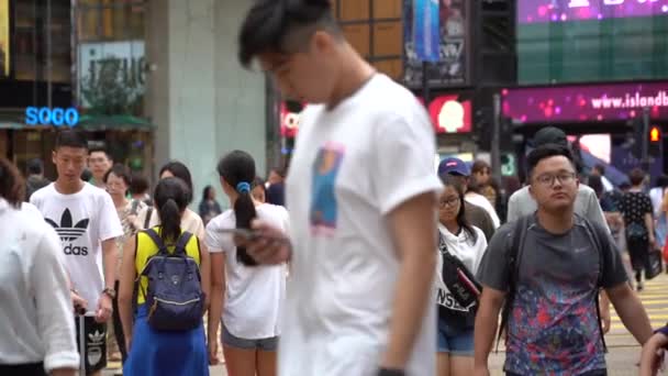 2019年7月09日 香港島のコーズウェイベイショッピング街の賑やかな通りのスローモーション 通りは買い物でにぎわっていた 混雑した道路を歩く歩行者 — ストック動画