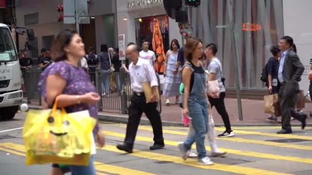 2019年7月09日 香港島のコーズウェイベイショッピング街の賑やかな通りのスローモーション 通りは買い物でにぎわっていた 混雑した道路を歩く歩行者 — ストック動画