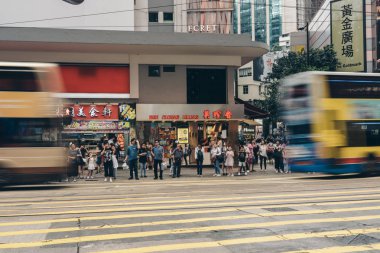 İnsanlar meşgul Causeway Körfezi'nde caddeyi çapraz