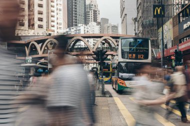 İnsanlar meşgul Causeway Körfezi'nde caddeyi çapraz