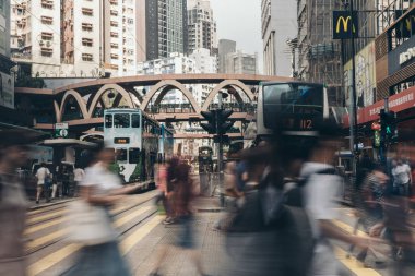 İnsanlar meşgul Causeway Körfezi'nde caddeyi çapraz