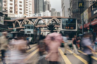 İnsanlar meşgul Causeway Körfezi'nde caddeyi çapraz