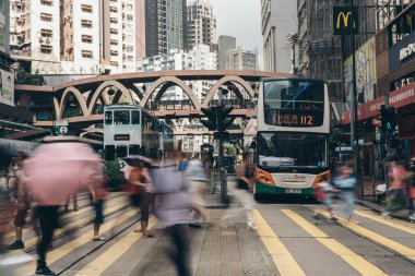 İnsanlar meşgul Causeway Körfezi'nde caddeyi çapraz
