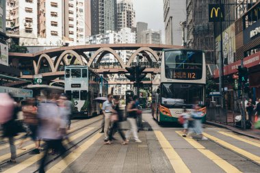 İnsanlar meşgul Causeway Körfezi'nde caddeyi çapraz