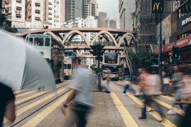 İnsanlar meşgul Causeway Körfezi'nde caddeyi çapraz