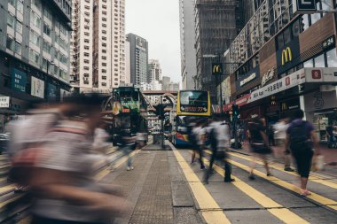 İnsanlar meşgul Causeway Körfezi'nde caddeyi çapraz