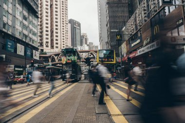 İnsanlar meşgul Causeway Körfezi'nde caddeyi çapraz