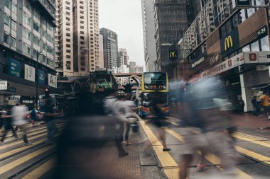 İnsanlar meşgul Causeway Körfezi'nde caddeyi çapraz