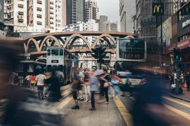 İnsanlar meşgul Causeway Körfezi'nde caddeyi çapraz
