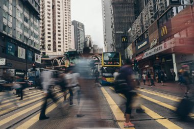 İnsanlar meşgul Causeway Körfezi'nde caddeyi çapraz