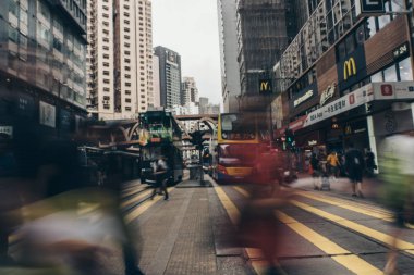 İnsanlar meşgul Causeway Körfezi'nde caddeyi çapraz