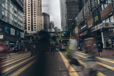İnsanlar meşgul Causeway Körfezi'nde caddeyi çapraz