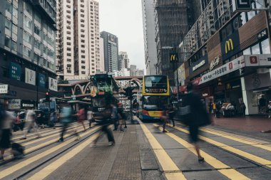 İnsanlar meşgul Causeway Körfezi'nde caddeyi çapraz