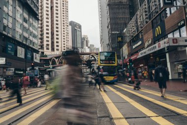 İnsanlar meşgul Causeway Körfezi'nde caddeyi çapraz