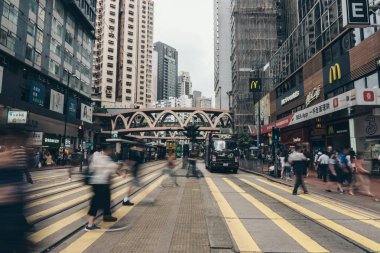 İnsanlar meşgul Causeway Körfezi'nde caddeyi çapraz
