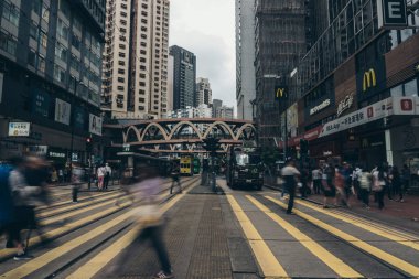 İnsanlar meşgul Causeway Körfezi'nde caddeyi çapraz