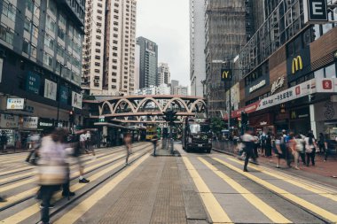 İnsanlar meşgul Causeway Körfezi'nde caddeyi çapraz