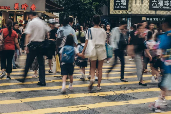 Ludzie przejść przez ulicę w tętniącej życiem Causeway Bay — Zdjęcie stockowe