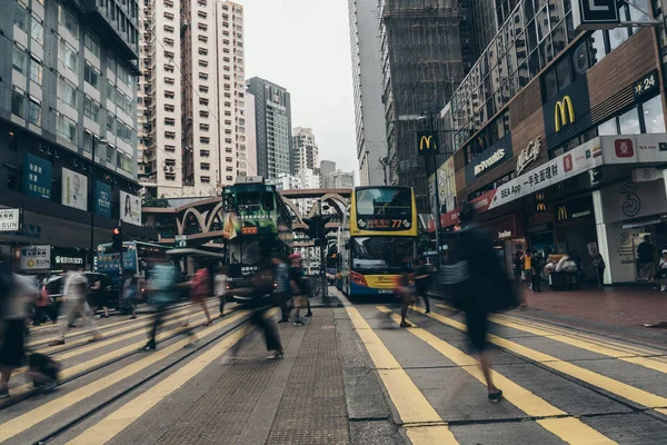 İnsanlar meşgul Causeway Körfezi'nde caddeyi çapraz