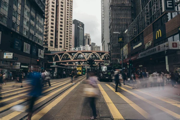 İnsanlar meşgul Causeway Körfezi'nde caddeyi çapraz