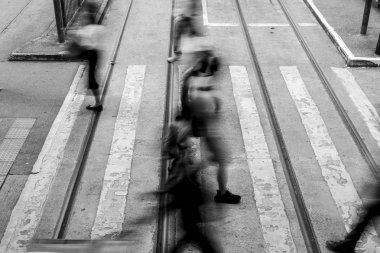 Busy City, Hong Kong'da yaya geçidi; B&W tarzı