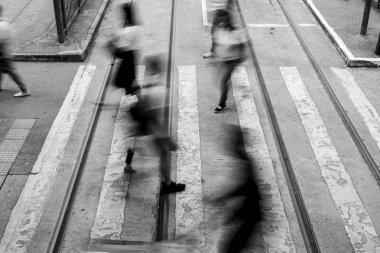 Busy City, Hong Kong'da yaya geçidi; B&W tarzı