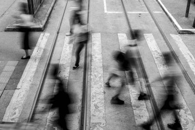 Busy City, Hong Kong'da yaya geçidi; B&W tarzı