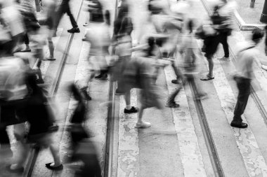 Busy City, Hong Kong'da yaya geçidi; B&W tarzı