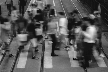 Busy City, Hong Kong'da yaya geçidi; B&W tarzı