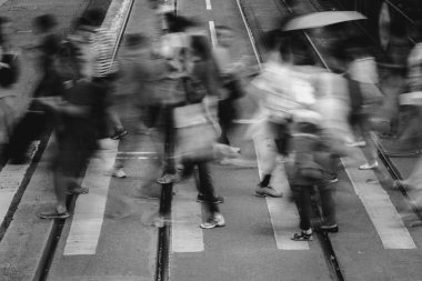 Busy City, Hong Kong'da yaya geçidi; B&W tarzı