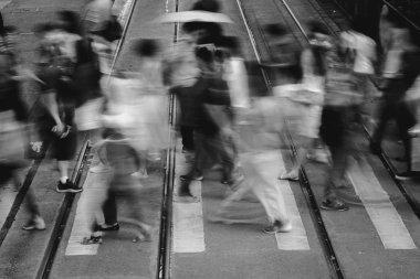 Busy City, Hong Kong'da yaya geçidi; B&W tarzı