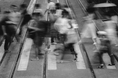 Busy City, Hong Kong'da yaya geçidi; B&W tarzı