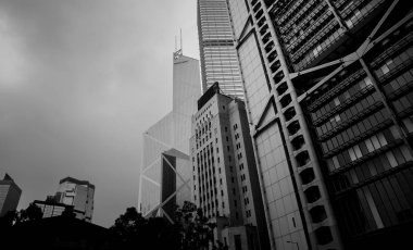 Hong Kong 'daki iş binaları; Düşük açı görünümü; Siyah ve beyaz tarzı
