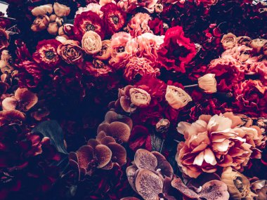 Vintage tarzı ile yapay çiçekler duvar arka plan