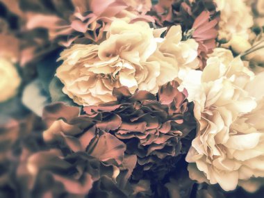 Vintage tarzı ile yapay çiçekler duvar arka plan