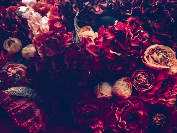 Vintage tarzı ile yapay çiçekler duvar arka plan