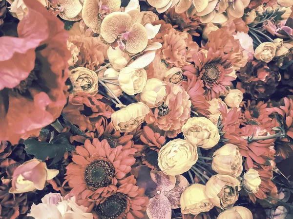 Flores artificiales fondo de pared con estilo vintage — Foto de Stock