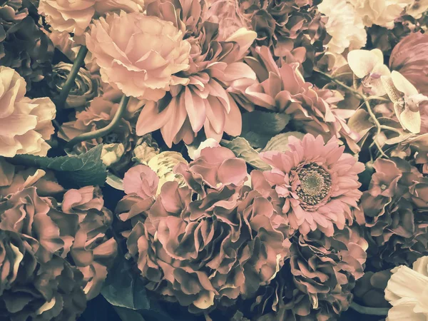 Fleurs artificielles fond mural avec style vintage — Photo