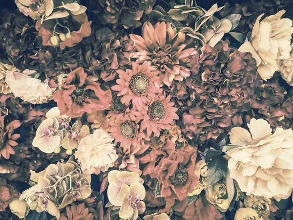 Искусственные цветы стены фона с винтажным стилем — стоковое фото