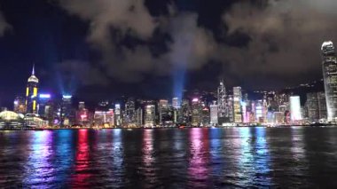 Lazer Show ile Hong Kong Victoria Harbor gece görünümü. Hong Kong gökdelenler. Hyperlapse 
