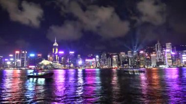 Lazer Show ile Hong Kong Victoria Harbor gece görünümü. Hong Kong gökdelenler. Hyperlapse 