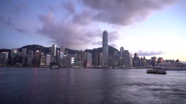 Gün batımında Hong Kong Gökdelenleri. Hiperlapsus 