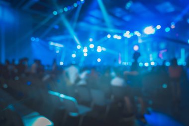 Canlı gösteride Crowd Insanlar bulanıklık arka plan; Soyut bokeh arka plan