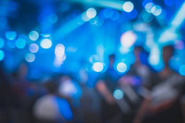 Canlı gösteride Crowd Insanlar bulanıklık arka plan; Soyut bokeh arka plan