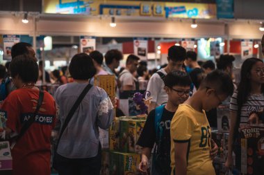 Gün batımında Hong Kong Gökdelenleri. Hiperlapsus 
