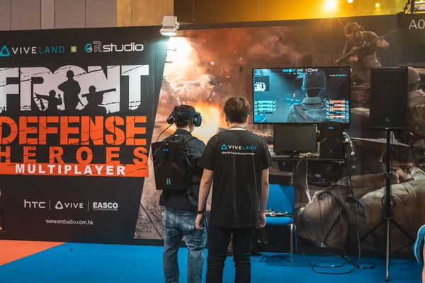 Hong Kong, Çin: 26 Temmuz 2019: oyun hayranları E-spor katılmak & Music Festival; Oyun hayranları, katılımcı kabininde VR oyununu deneyirler. 