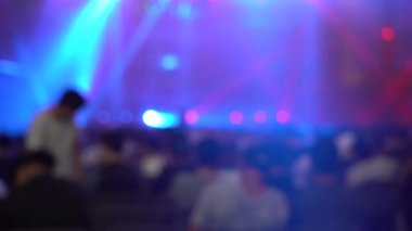 Canlı gösteride Crowd Insanlar bulanıklık arka plan; Soyut bokeh arka plan