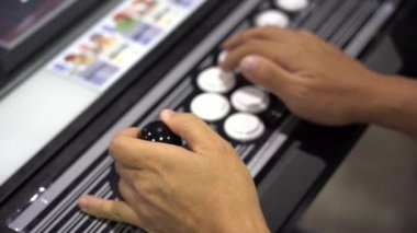 Pro Gamer arcade oyunu oynarken yakın çekim